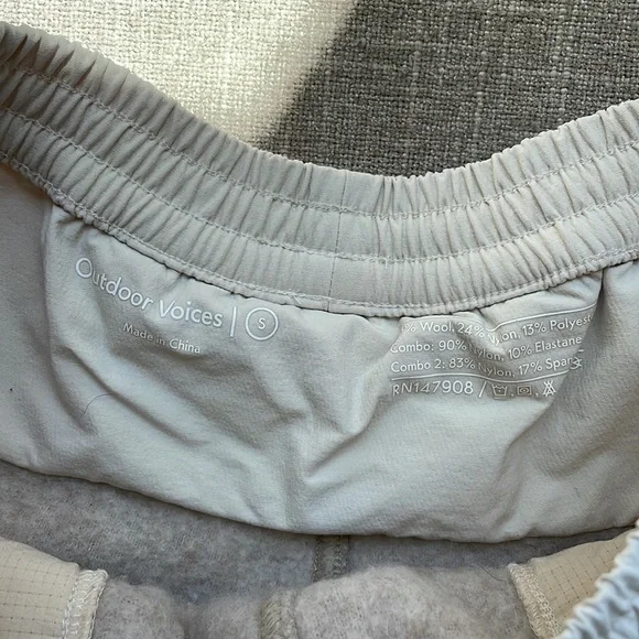 Outdoor voices mega fleece shorts beige small - Picture 2 of 5